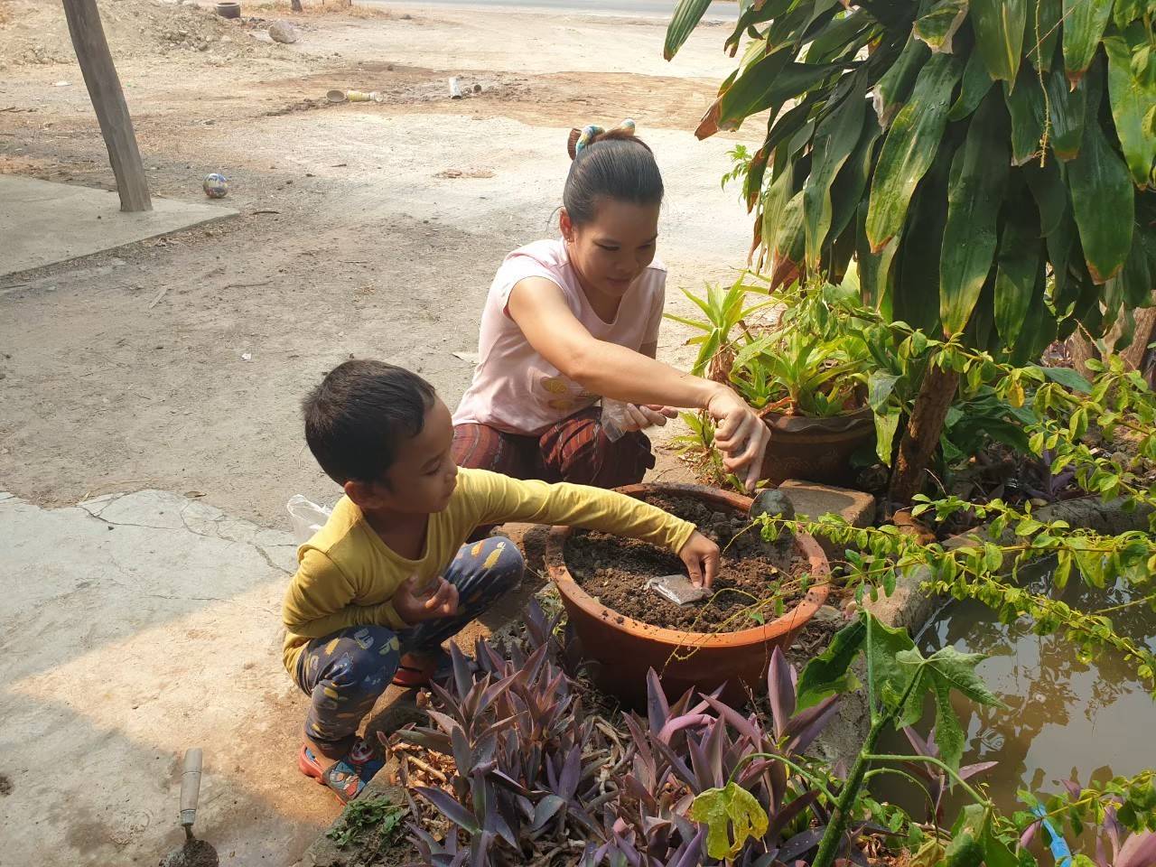 พช.เลาขวัญ รุกต่อเนื่อง! ปักหมุด “บ้านสระเตยพัฒนา” ขยายผลปลูกผักสวนครัว สร้างชุมชนเกื้อกูล สู่ความยั่งยืน